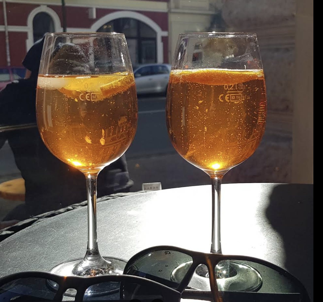 Zwei Aperol-Gläser auf dem Tisch