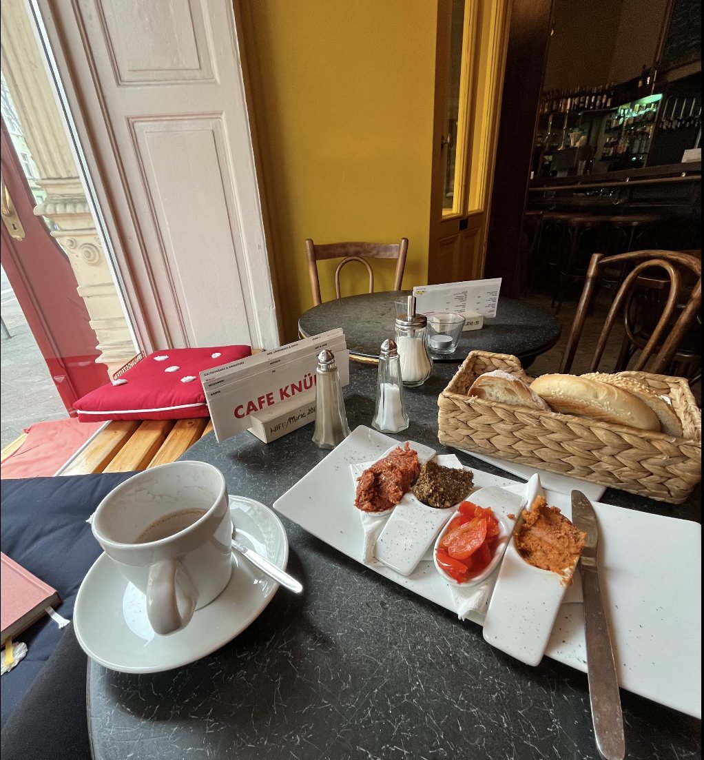Innenraum mit klassischen Café-Stühlen
