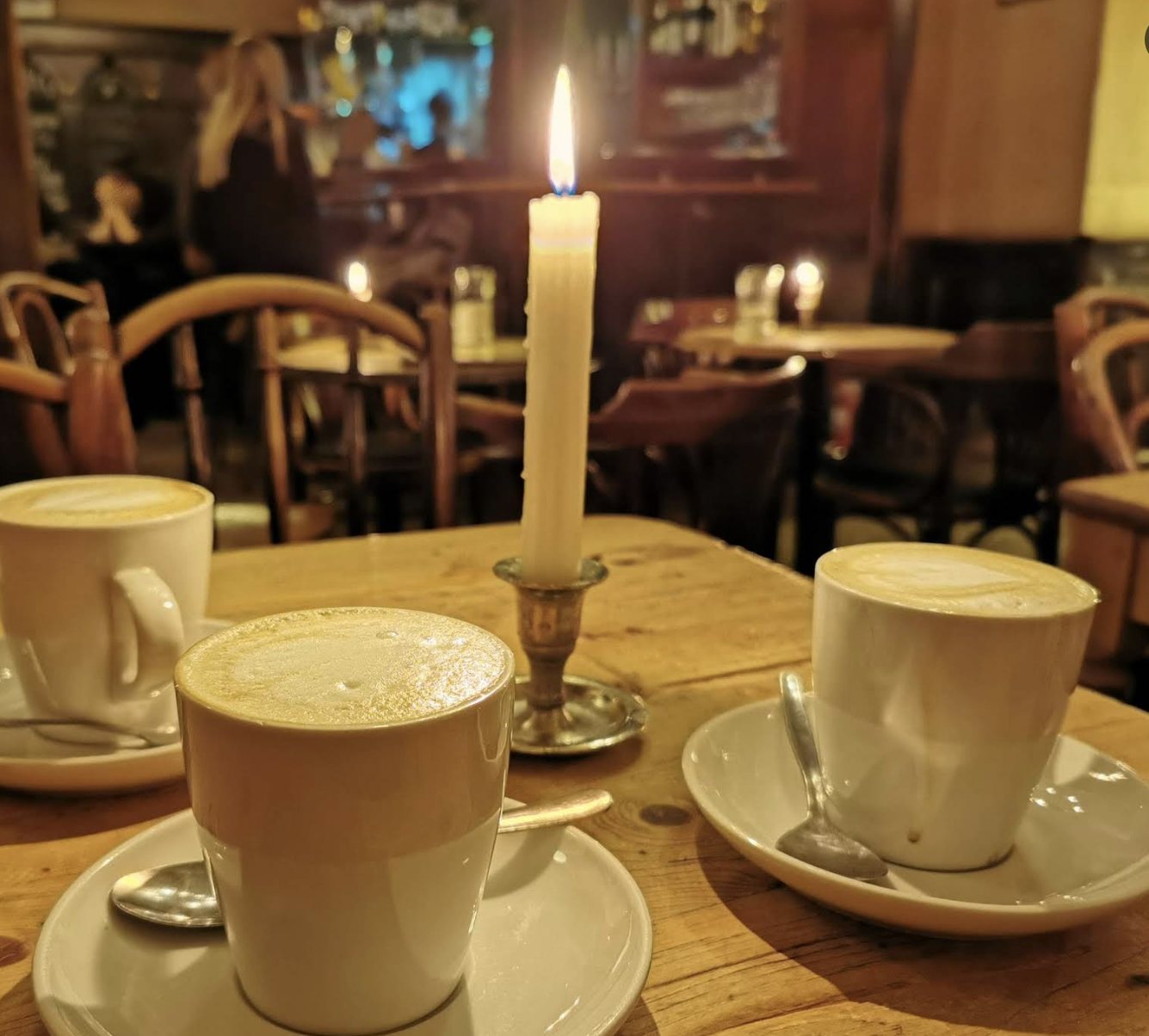 Kaffeetisch mit Kerze im Café Knülle