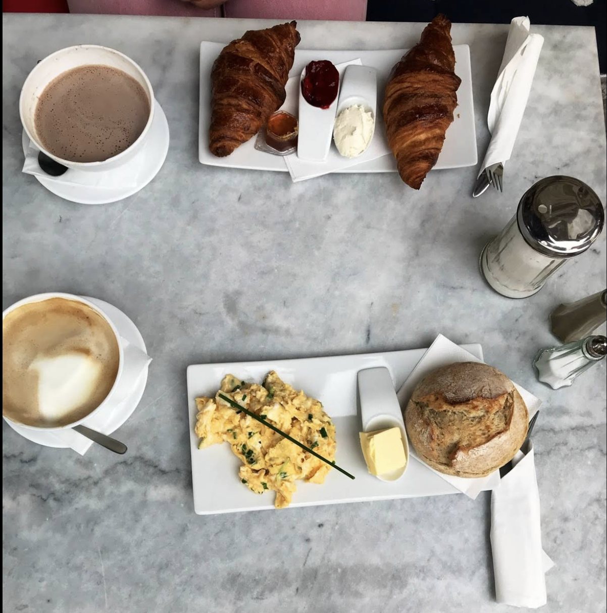 Frühstück mit Kaffee im Café Knülle