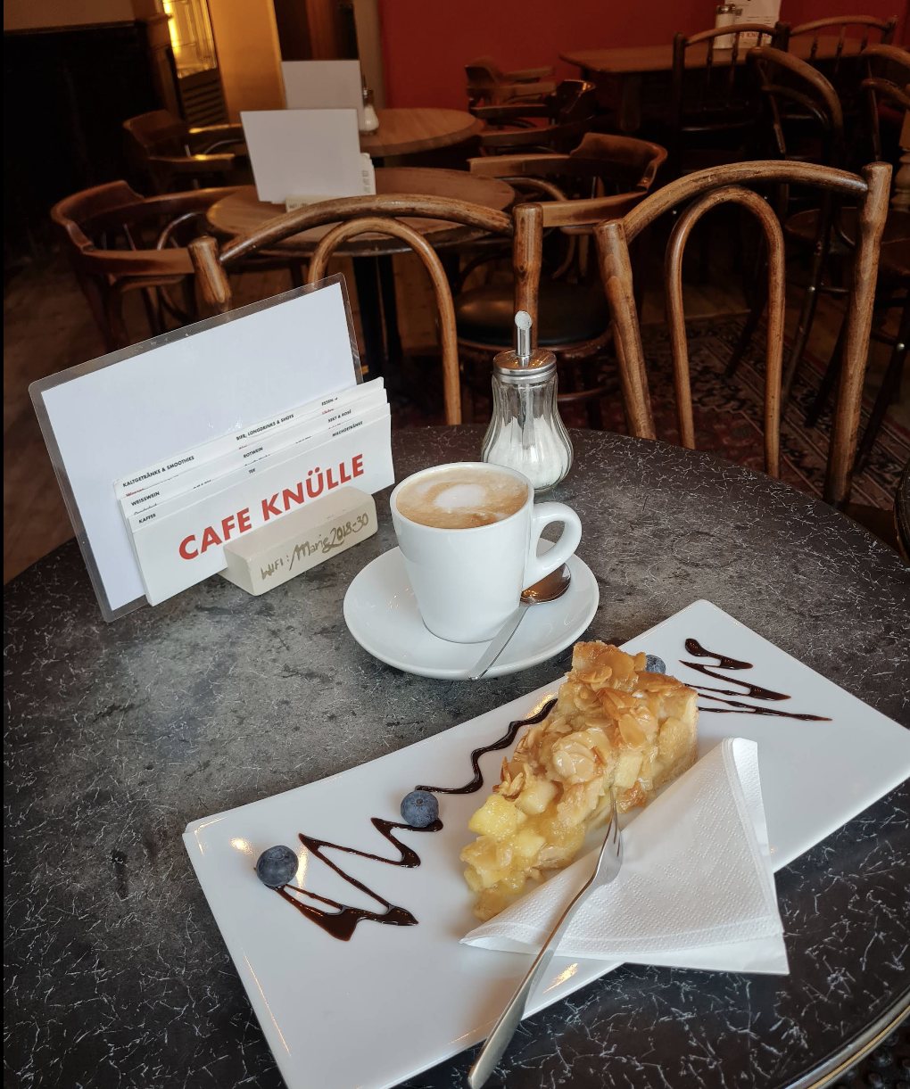 Kuchenstück mit Kaffee