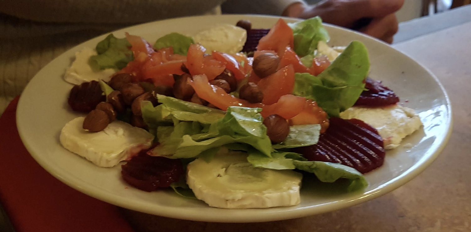 Salat mit Käse und Nüssen